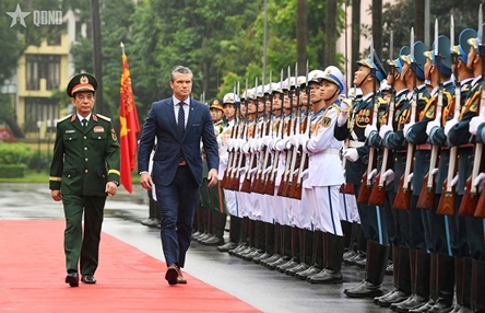 Defense Minister welcomes and holds talks with his U.S. counterpart